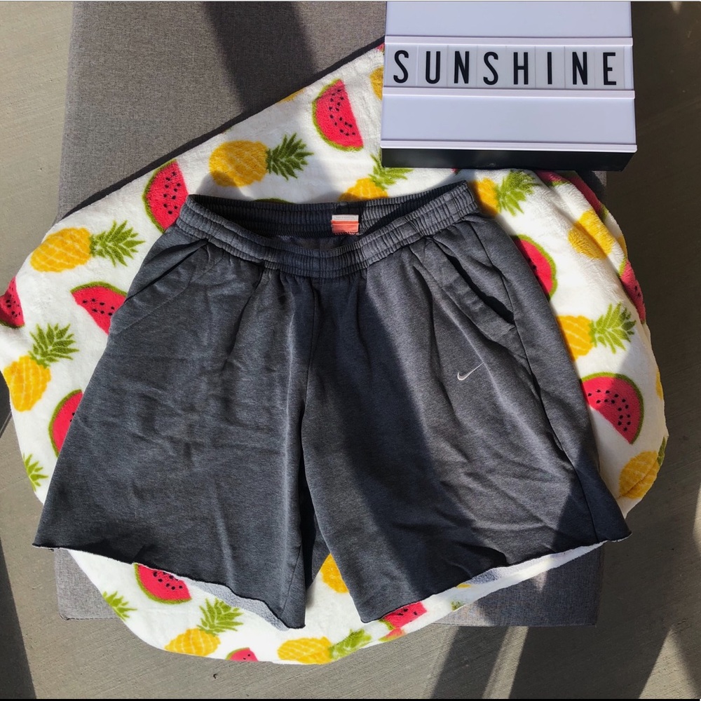 NIKE GREY SWEATSHORTS